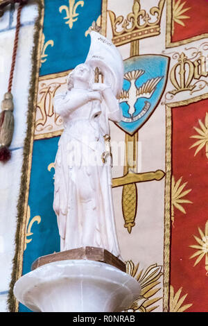 Biarritz, Francia. Statua di Giovanna d'arco all'interno della chiesa Sainte-Eugenie Foto Stock