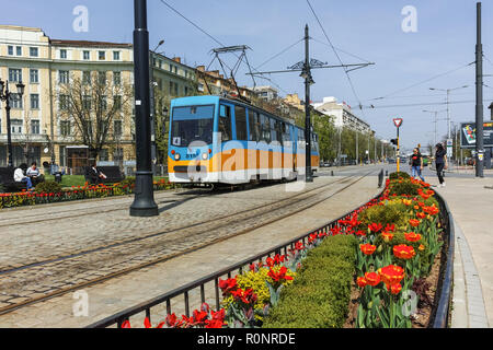 SOFIA, BULGARIA - 13 Aprile 2018: il tram che passa da un Leone il ponte sul fiume Vladaya, Sofia, Bulgaria Foto Stock