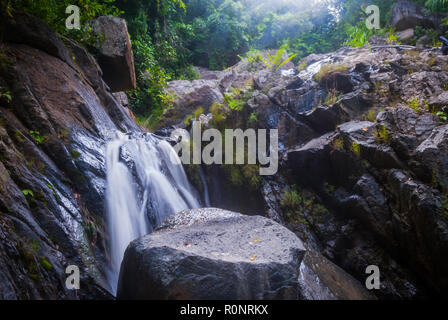 Cascata nella foresta in Koh Phangan, Thailandia Foto Stock