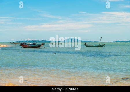 Baia con le barche dei pescatori, Koh Phangan, Thailandia Foto Stock