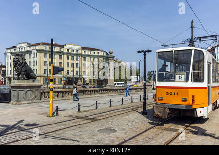 SOFIA, BULGARIA - 13 Aprile 2018: il tram che passa da un Leone il ponte sul fiume Vladaya, Sofia, Bulgaria Foto Stock