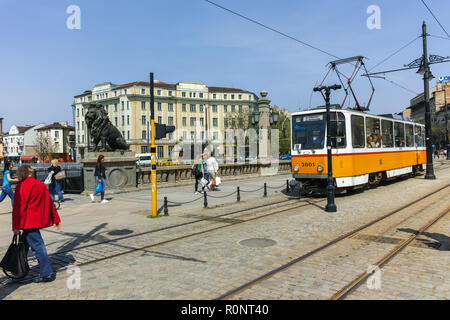 SOFIA, BULGARIA - 13 Aprile 2018: il tram che passa da un Leone il ponte sul fiume Vladaya, Sofia, Bulgaria Foto Stock