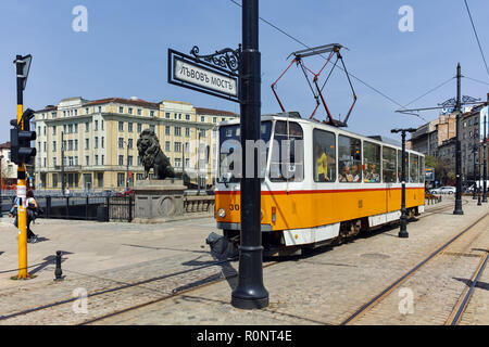 SOFIA, BULGARIA - 13 Aprile 2018: il tram che passa da un Leone il ponte sul fiume Vladaya, Sofia, Bulgaria Foto Stock