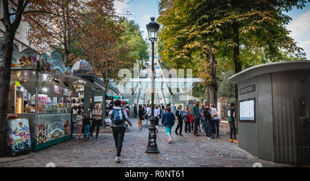 Parigi, Francia - 6 Ottobre 2018: persone che attendere il successivo in funicolare dalla stazione a salire sul Montmartre Foto Stock