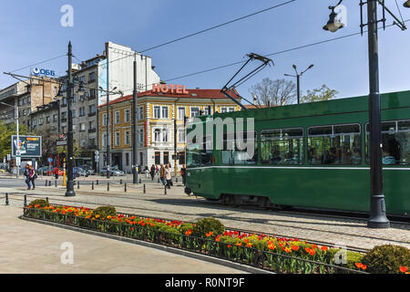 SOFIA, BULGARIA - 13 Aprile 2018: il tram che passa da un Leone il ponte sul fiume Vladaya, Sofia, Bulgaria Foto Stock