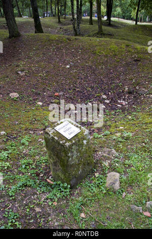 Un post segna il sito del panificio a Fleury Devant Douaumont, un villaggio distrutto durante la Seconda Guerra Mondiale una battaglia di Verdun, Francia. Foto Stock