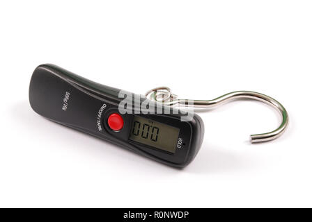 Bilancia portatile con display digitale isolato su bianco. Mini bilance  elettroniche a mano per pesca, pesata bagagli. Strumento di misurazione del  peso Foto stock - Alamy