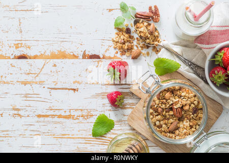 La prima colazione - yogurt con granola e straberries Foto Stock