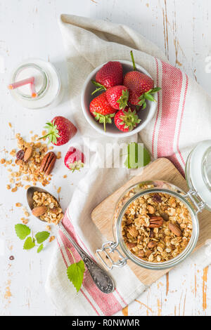 La prima colazione - yogurt con granola e straberries Foto Stock