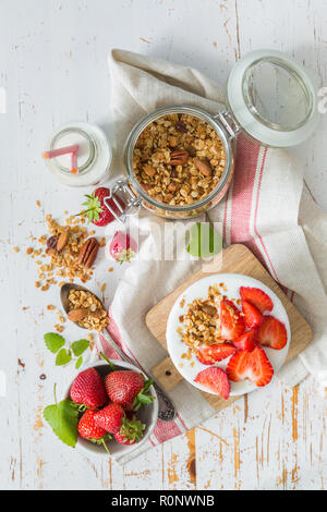 La prima colazione - yogurt con granola e straberries Foto Stock