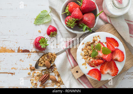 La prima colazione - yogurt con granola e straberries Foto Stock