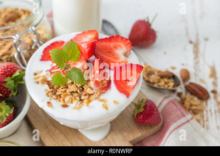 La prima colazione - yogurt con granola e straberries Foto Stock