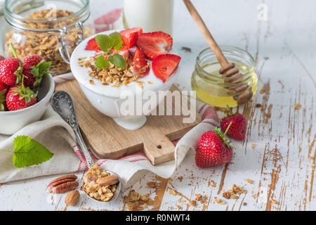 La prima colazione - yogurt con granola e straberries Foto Stock