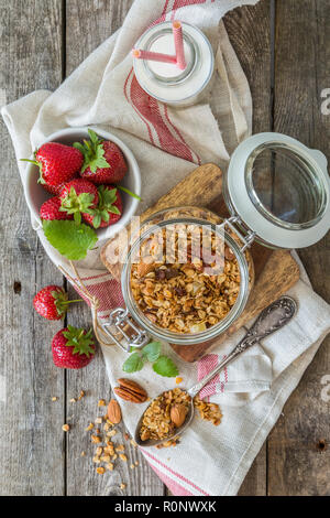 La prima colazione - yogurt con granola e straberries Foto Stock