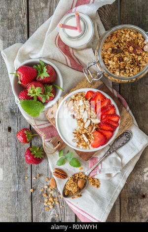 La prima colazione - yogurt con granola e straberries Foto Stock