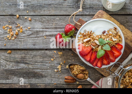 La prima colazione - yogurt con granola e straberries Foto Stock