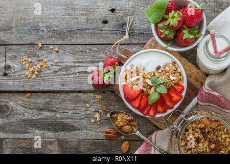 La prima colazione - yogurt con granola e straberries Foto Stock