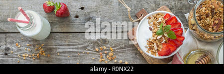 La prima colazione - yogurt con granola e straberries Foto Stock