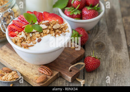 La prima colazione - yogurt con granola e straberries Foto Stock