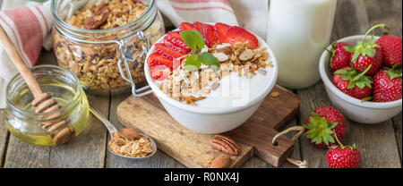 La prima colazione - yogurt con granola e straberries Foto Stock