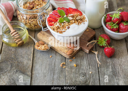 La prima colazione - yogurt con granola e straberries Foto Stock