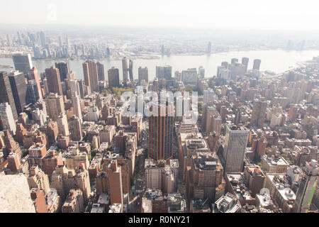 Vista verso est verso Brooklyn dall' Empire State Building 86º piano osservatorio, New York, NY, Stati Uniti d'America, USA., Foto Stock