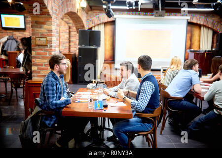 SYZRAN, Russia - 16 gennaio 2018: persone sedersi in un bar a tabelle, mangiare e parlare Foto Stock