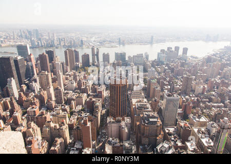 Vista verso est verso Brooklyn dall' Empire State Building 86º piano osservatorio, New York, NY, Stati Uniti d'America, USA., Foto Stock