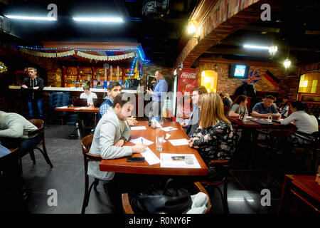 SYZRAN, Russia - 16 gennaio 2018: persone sedersi in un bar a tabelle, mangiare e parlare Foto Stock