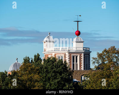 Camera Octogen, rosso con la sfera di tempo, Royal Observatory, Greenwich, London, England, Regno Unito, GB. Foto Stock