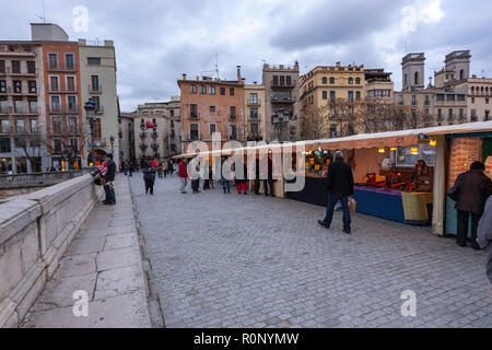 Si erge in Puente de Piedra o de Isabel II ponte sul Rio Onyar Ciudad Vieja , centro storico con case colorate, Girona, Catalogna, Spagna Foto Stock