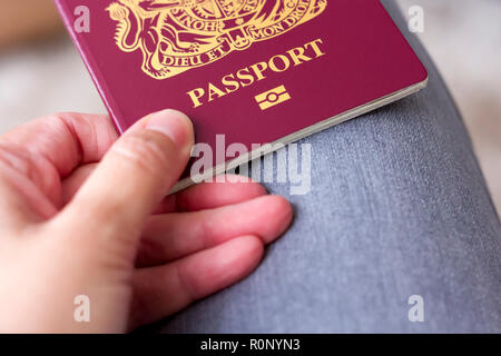 Mano che tiene un rosso Unione Europea Regno Unito passaporto britannico nel 2018 Foto Stock