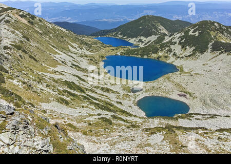 Fantastico paesaggio di laghi Kremenski dal picco Dzhano, montagna Pirin, Bulgaria Foto Stock