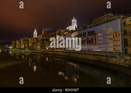 La visione notturna del Rio Onyar Ciudad Vieja , centro storico con case colorate, Girona, Catalogna, Spagna Foto Stock