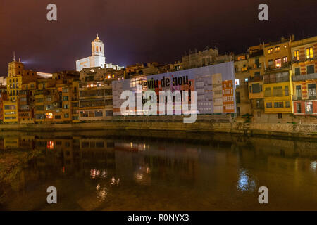 La visione notturna del Rio Onyar Ciudad Vieja , centro storico con case colorate, Girona, Catalogna, Spagna Foto Stock