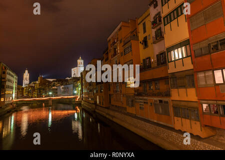 La visione notturna del Rio Onyar Ciudad Vieja , centro storico con case colorate, Girona, Catalogna, Spagna Foto Stock