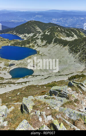 Fantastico paesaggio di laghi Kremenski dal picco Dzhano, montagna Pirin, Bulgaria Foto Stock