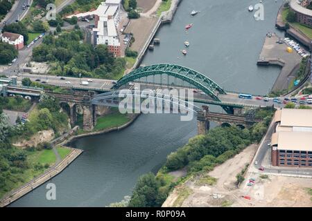 Monkwearmouth ponte ferroviario e Wearmouth Bridge, Sunderland, Tyne and Wear, 2017. Creatore: Storico Inghilterra fotografo personale. Foto Stock