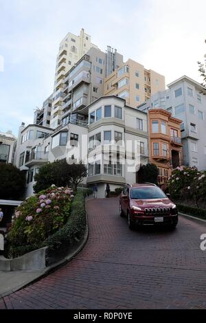 Guida auto giù Lombard Street, San Francisco, California, Stati Uniti d'America. Foto Stock