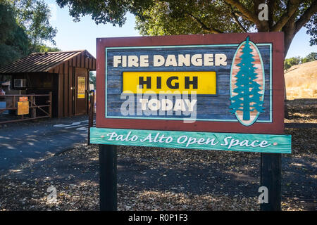 'Incendio Pericolo alta oggi' inviato all'ingresso Palo Alto pedemontana spazio aperto, San Francisco Bay Area, California Foto Stock