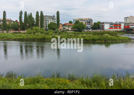 PLOVDIV, Bulgaria - 7 Maggio 2018: fiume Maritsa, passando attraverso la città di Plovdiv, Bulgaria Foto Stock