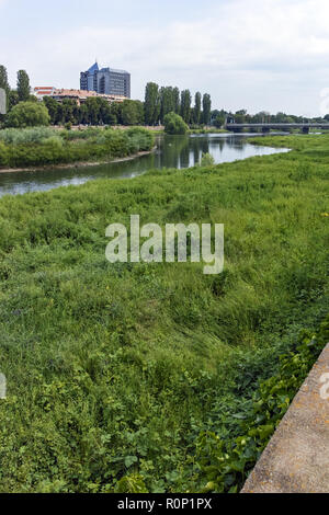 PLOVDIV, Bulgaria - 7 Maggio 2018: fiume Maritsa, passando attraverso la città di Plovdiv, Bulgaria Foto Stock