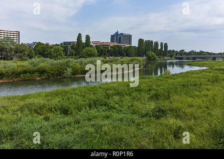 PLOVDIV, Bulgaria - 7 Maggio 2018: fiume Maritsa, passando attraverso la città di Plovdiv, Bulgaria Foto Stock