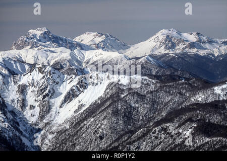 Belle cime innevate scenic paesaggio invernale. Monta Fisht, Pshekhasu, Oshten nelle montagne del Caucaso. Sochi, Russia, Caucaso riserva. Foto Stock