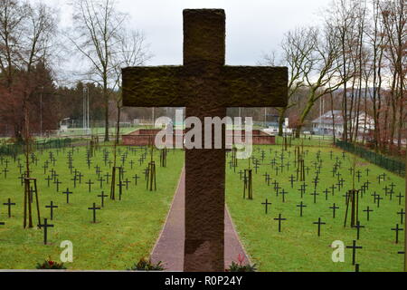 Vista verso la sabbia Croce di pietra di sacrificio nel cimitero di foresta di uno tedesco Seconda Guerra Mondiale cimitero militare di Reimsbach an der Saar. Foto Stock
