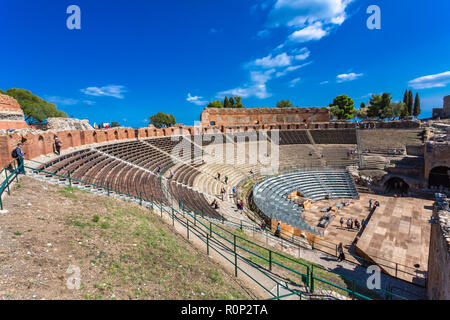Taormina, Italia - 26 Settembre 2018: Rovine dell'antico teatro Greco di Taormina, Sicilia, Italia. Foto Stock