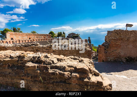 Taormina, Italia - 26 Settembre 2018: Rovine dell'antico teatro Greco di Taormina, Sicilia, Italia. Foto Stock