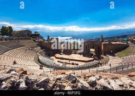 Taormina, Italia - 26 Settembre 2018: Rovine dell'antico teatro Greco di Taormina, Sicilia, Italia. Foto Stock