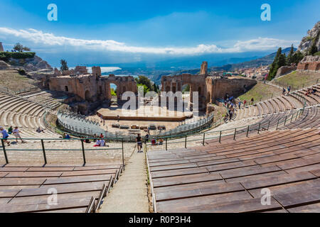 Taormina, Italia - 26 Settembre 2018: Rovine dell'antico teatro Greco di Taormina, Sicilia, Italia. Foto Stock