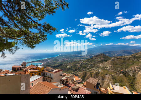 La vista dal piccolo villaggio di Castelmola alla cima della montagna sopra Taormina, con la vista del mare Mediterraneo e la skyline di Taormina. Foto Stock